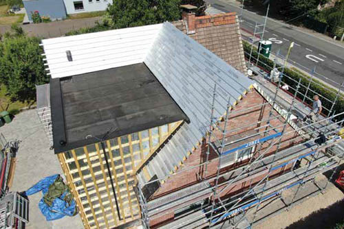Snel een nieuw dak door dakopbouw en isolatie in één