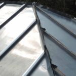 Des feuilles de zinc pour la rénovation du toit de la bibliothèque de Solvay