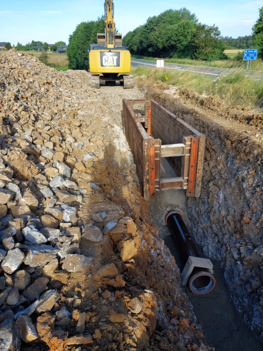Deschacht installation of sewerage with vitrified clay pipes 6